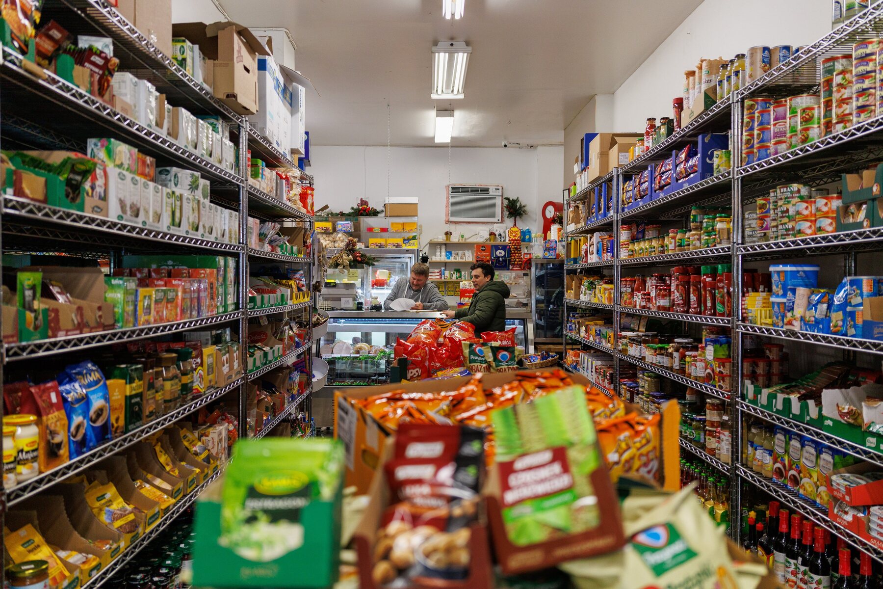 Klara watching from inside the bodega shelf